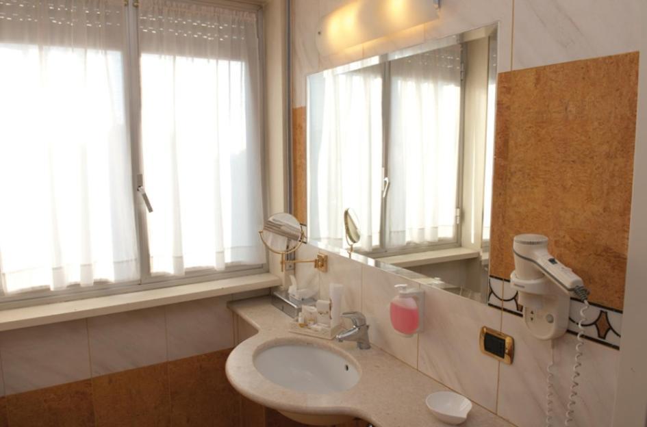 Hotel La Bussola Novara Esterno foto